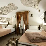 Ss Kekezi فندق Gjirokastër