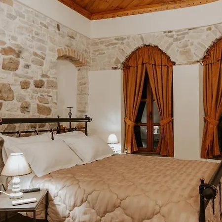 Ss Kekezi فندق Gjirokastër