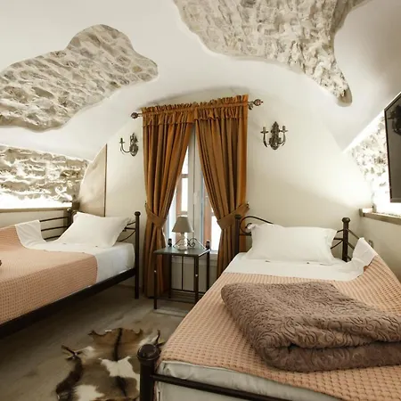 Ss Kekezi Hotel Gjirokastër