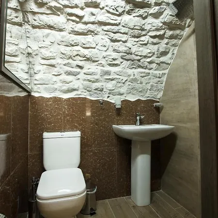 Ss Kekezi Hotel Gjirokastër