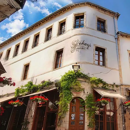 Ss Kekezi فندق Gjirokastër