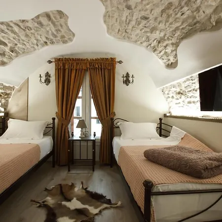 Ss Kekezi Hotel Gjirokastër